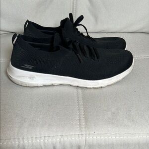 Skechers Men’s Black and White Sneakers with Knit Upper and Cushioned Sole Size